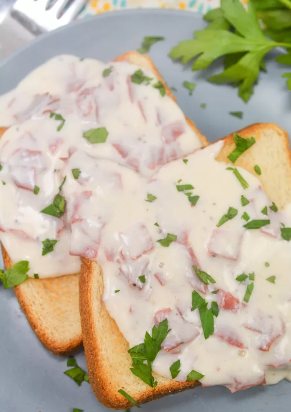 Home-Style Classic Creamed Chipped Beef on Toast